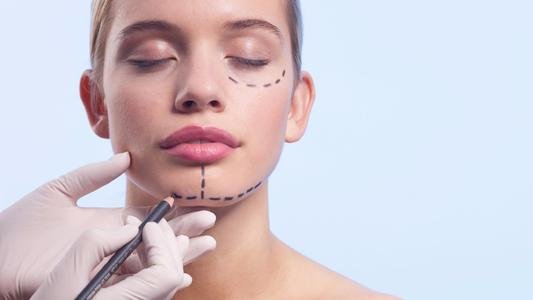 对于眼下的“医疗美容热”，人民日报有何评价？