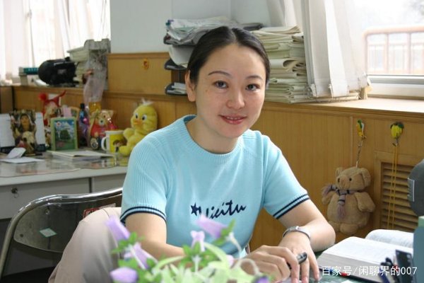 29岁女教师补课期间破坏学生家长婚姻，教育局应该开除其公职吗？