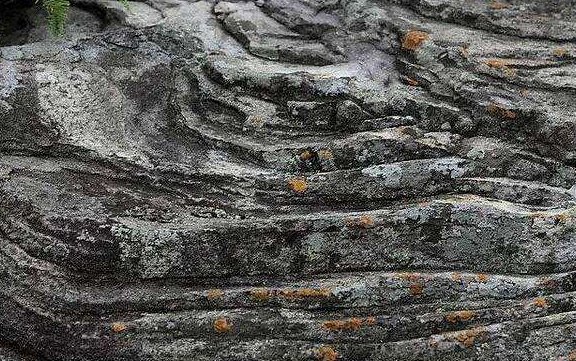 侵入岩是怎样形成的?喷出岩又是怎样形成的?