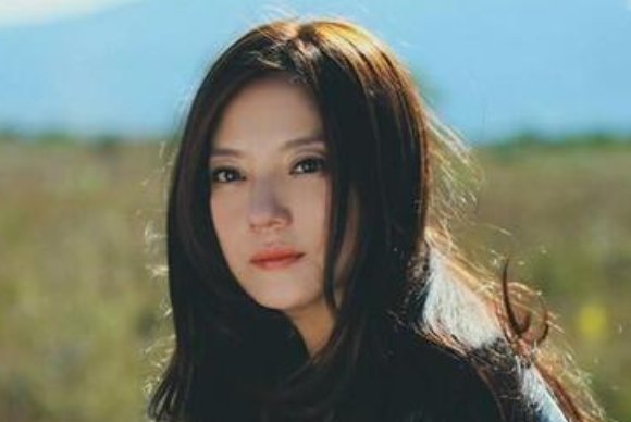 著名演员赵薇谈女儿却说她很惨,生活中的小四月究竟有多“惨”?