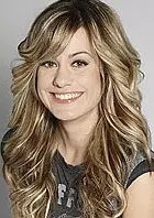 西班牙人是黑人还是白人，头发和眼睛各是什么颜色的