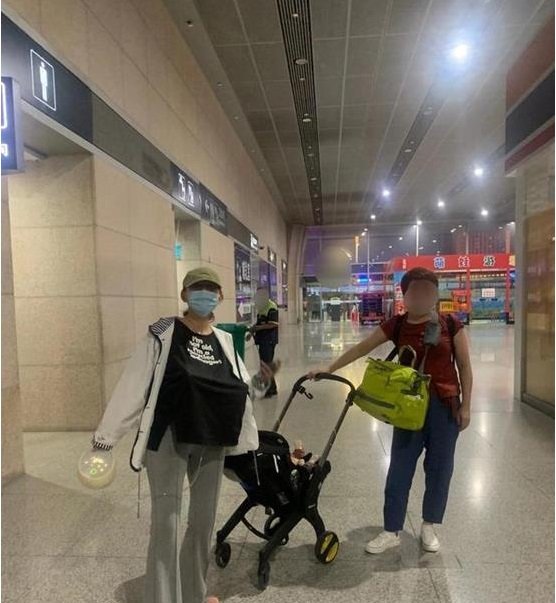 热依扎自曝身上带有吸奶器，为赶时间边走路边吸奶，网友对此是如何评价的？