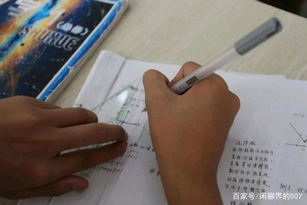 29岁女教师补课期间破坏学生家长婚姻，教育局应该开除其公职吗？