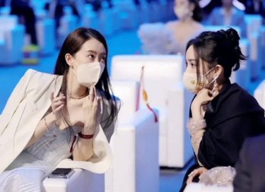 张小斐一身穿戴超50万块，红了就是不一样，她曾经遭遇了哪些事？