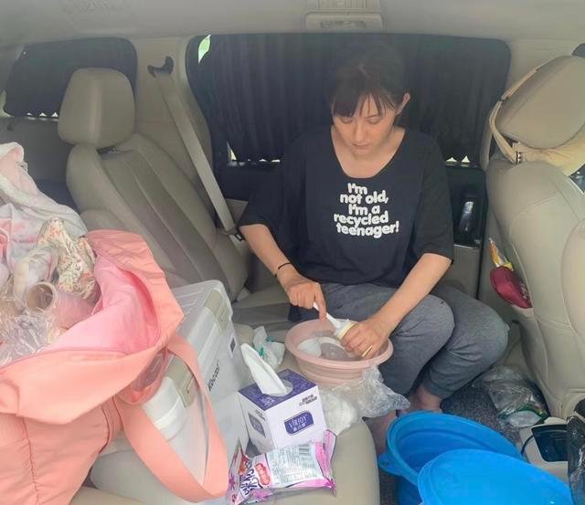 热依扎自曝身上带有吸奶器，为赶时间边走路边吸奶，网友对此是如何评价的？