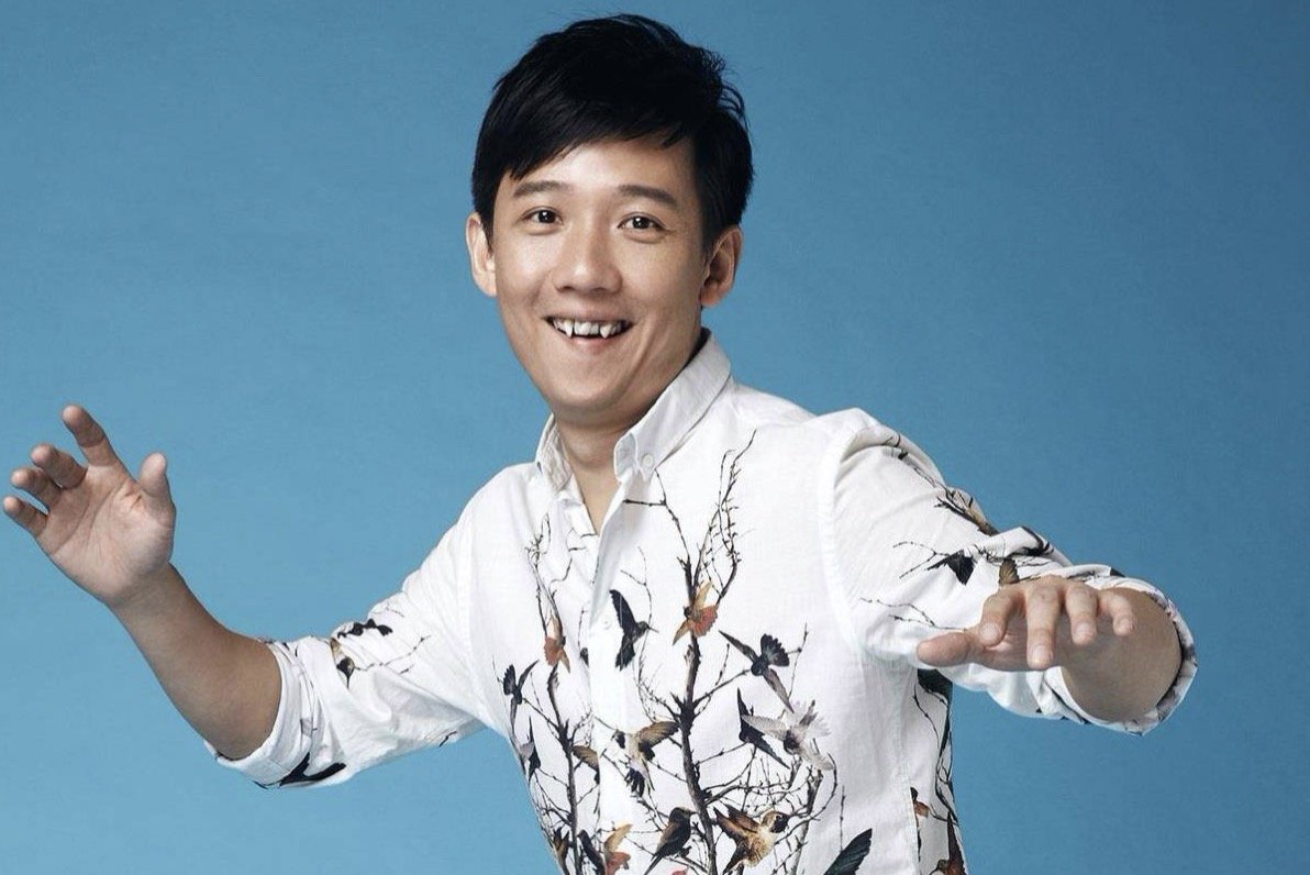 暖暖的春风迎面吹桃花朵朵开是什么歌