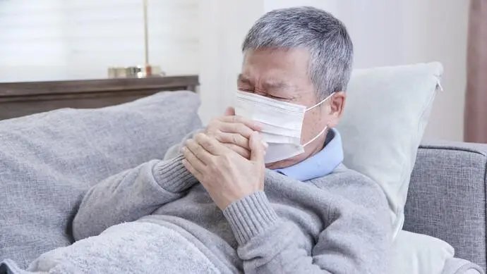 养老院院长自述：抢不到抗原拨不通120，感染后的老人该怎么办？