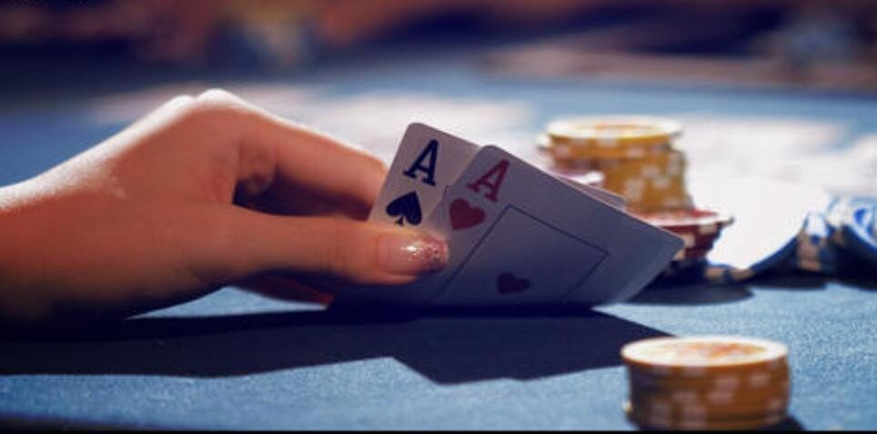 两对情侣一起打扑克输了的惩罚