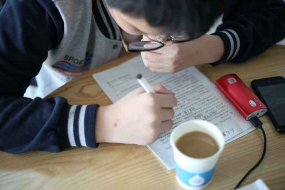 喋喋不休用具体的情景表现出来怎么写