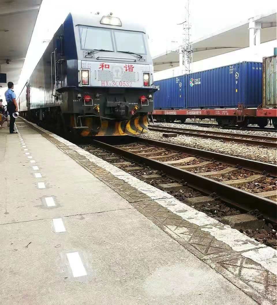 火车进站动静结合写一段话