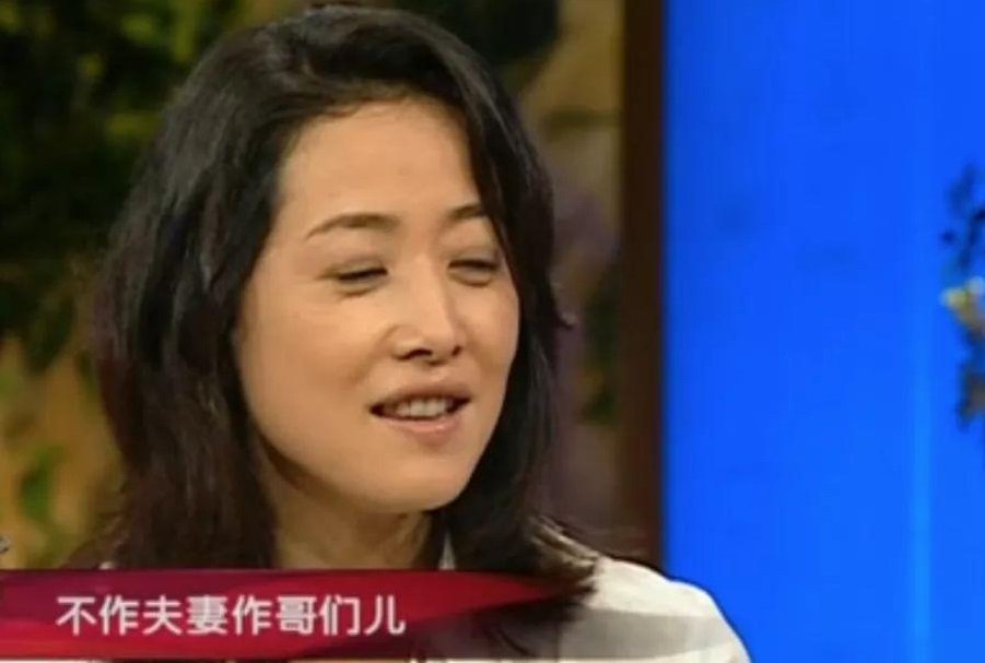 热依扎自曝身上带有吸奶器，为赶时间边走路边吸奶，网友对此是如何评价的？