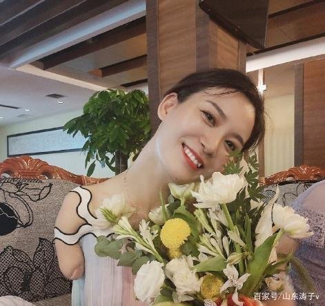 “无臂女孩”上非诚勿扰惨遭羞辱，被男子深情示爱，后来如何？