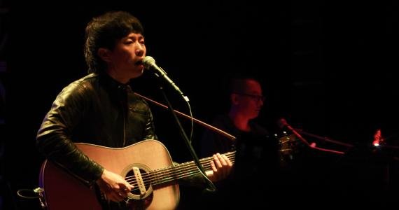 一首歌里面有“命运多舛，是你淡然”一个男生唱的，求这首歌名字