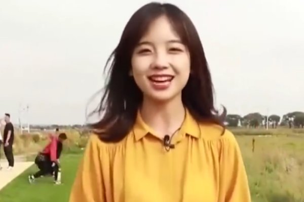 王冰冰模仿机器牛拜年，这灿烂的笑容，有感染到你吗？