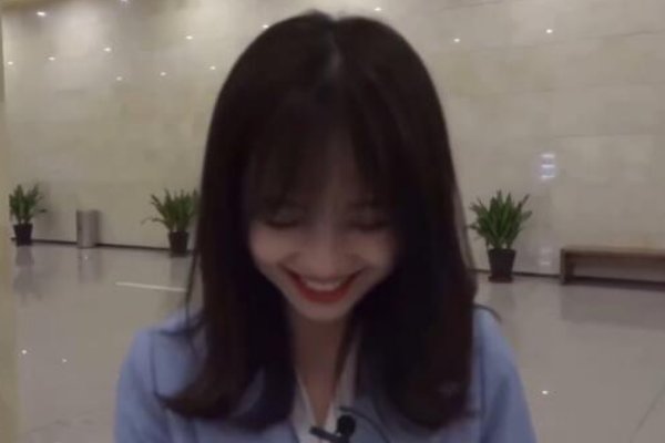 王冰冰模仿机器牛拜年，这灿烂的笑容，有感染到你吗？