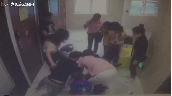 长沙托管班内，家长扯掉老师内衣裙子，网友说缺德，咋回事？