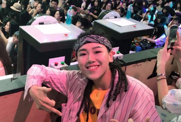 这世界谁真的在乎我是什么歌