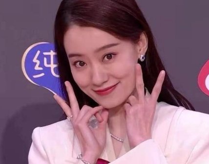 张小斐一身穿戴超50万块，红了就是不一样，她曾经遭遇了哪些事？