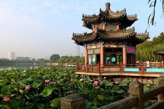 四面荷花三面柳一城山色半城湖描写的是哪