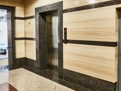 河南郑州：女子用脚按电梯，被物业配诗警示，事情的前因后果是怎样的？