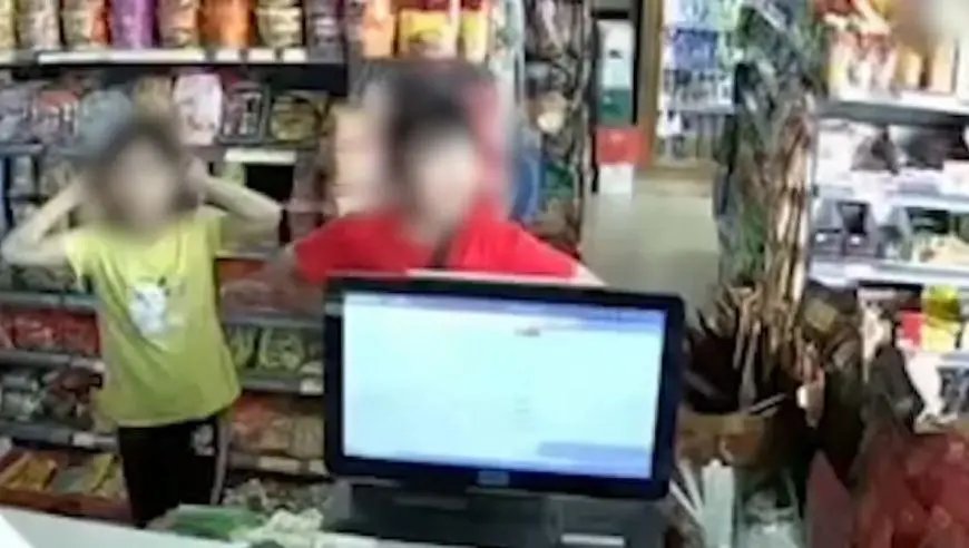 广东中山2女孩被尾随骚扰，跑进超市求助，店主是怎么做的？