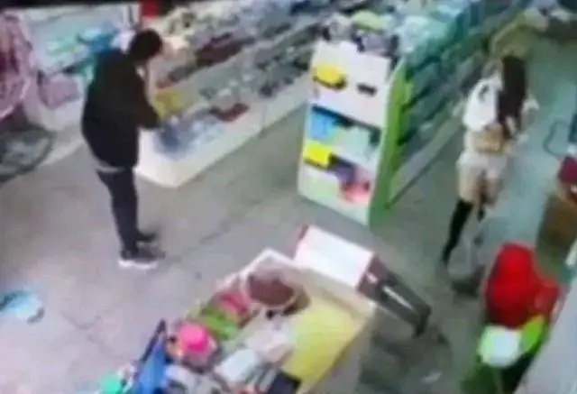 广东中山2女孩被尾随骚扰，跑进超市求助，店主是怎么做的？