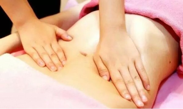 热依扎自曝身上带有吸奶器，为赶时间边走路边吸奶，网友对此是如何评价的？