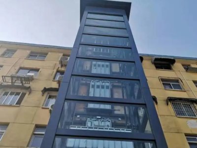 河南郑州：女子用脚按电梯，被物业配诗警示，事情的前因后果是怎样的？