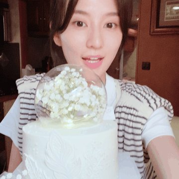 乔欣晒鲜花蛋糕祝粉丝520快乐，乔欣有对象了吗？