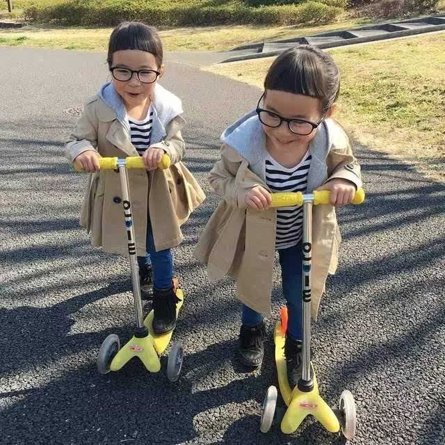 男孩在公园遇到长得一模一样的陌生人，二者的长相到底有多相似？