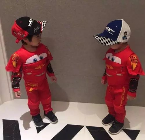 男孩在公园遇到长得一模一样的陌生人，二者的长相到底有多相似？