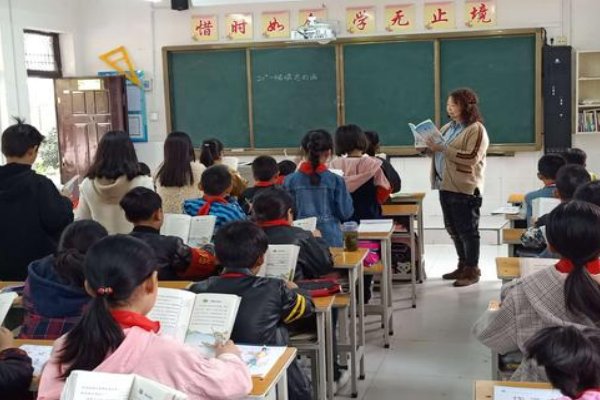 八月十五夜湓亭望月白居易拼音