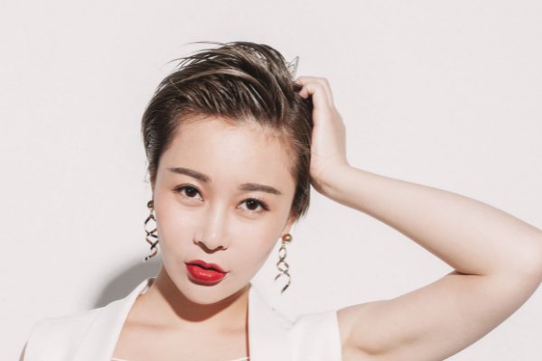 你欠我一个拥抱的清晨这个城市的夜风好冷什么歌