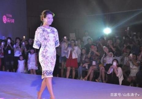 “无臂女孩”上非诚勿扰惨遭羞辱，被男子深情示爱，后来如何？