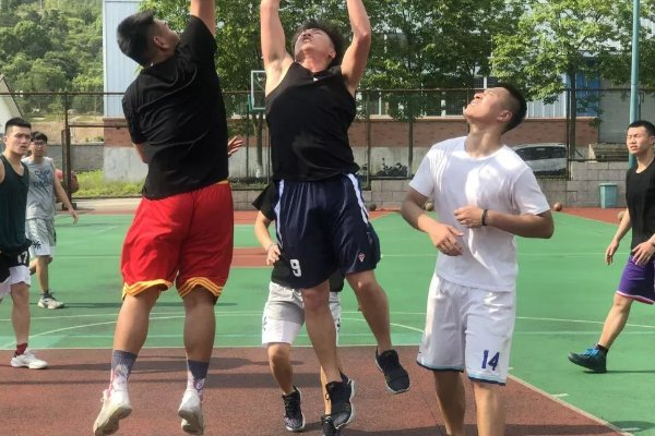 你的学校是什么样的同学们在学校里都做些什么可以从下面的场景中选择一个写一