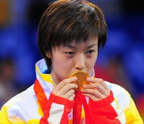 福原爱一生的宿敌张怡宁，看张怡宁穿队服就害怕，她到底有多害怕大魔王？