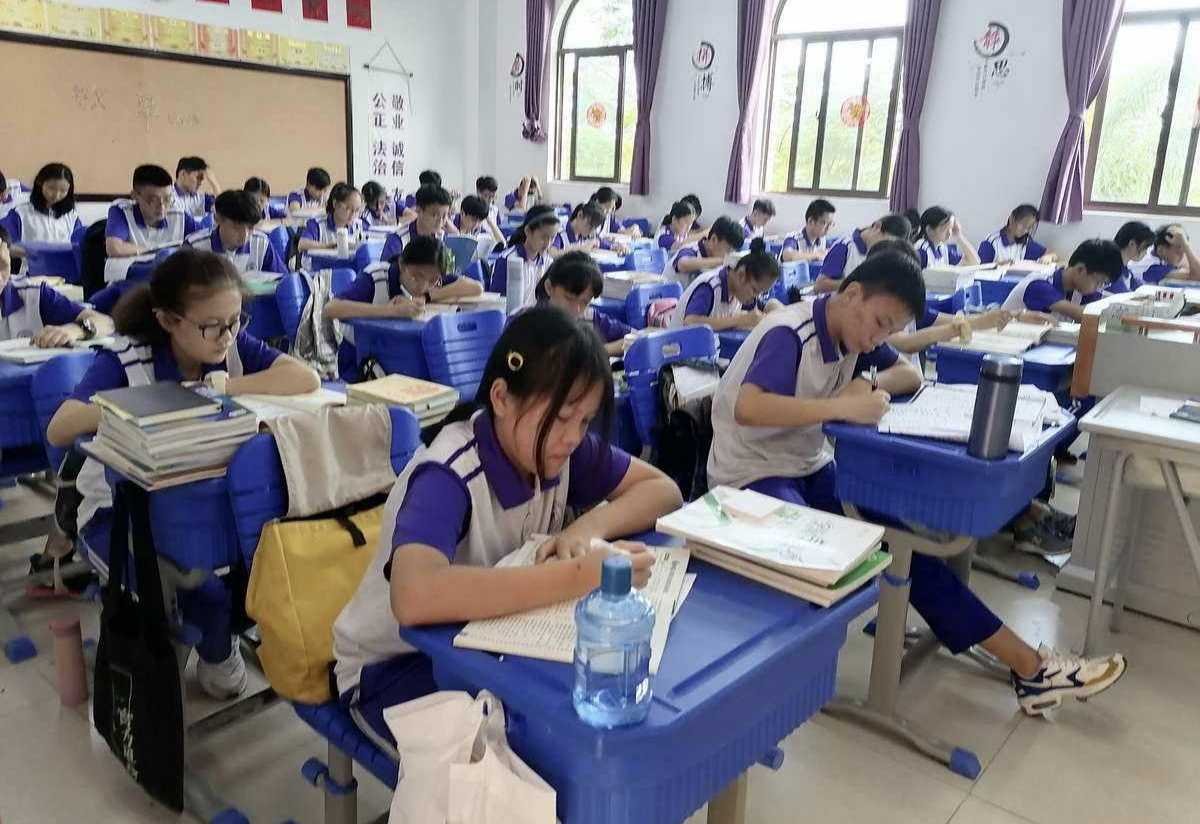 不经意间的意思