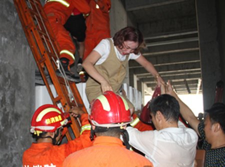 广东佛山一母亲死死抱住轻生女儿消防破门救回，女生为何轻生？