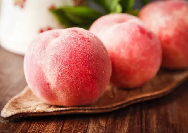 我买了一箱水蜜桃回来，水蜜桃为什么有的硬有的软？