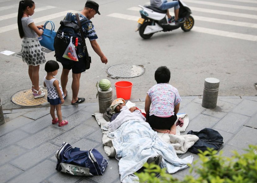 金山寺外乞讨老人泛滥，谣传儿女买车买房两不误，乞讨究竟有多赚钱？