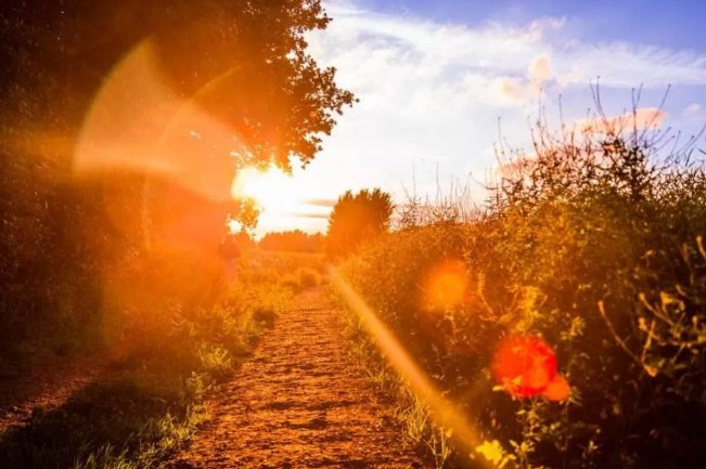 天气热得像什么填词