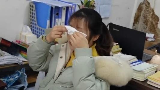 班里第一二名转学，班主任在办公室痛哭，她为何如此激动？