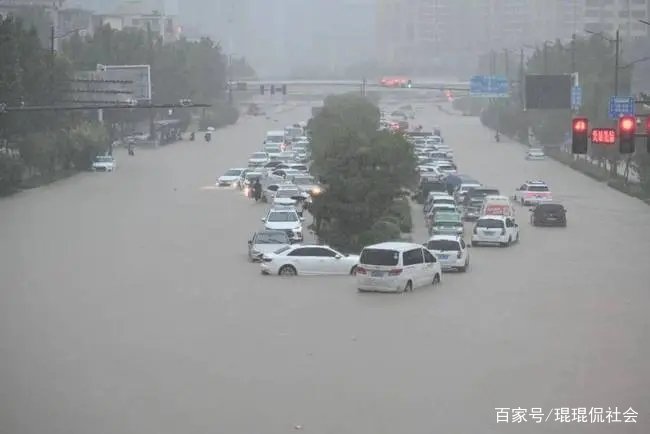 河南暴雨致郑州地铁五号线迫停，旅客被困，造成该事故的原因是什么？