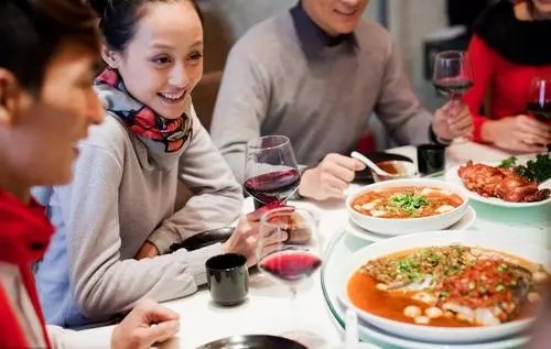 参与灌酒可能构成犯罪，遇到这种局面作为旁观者需要怎么做？