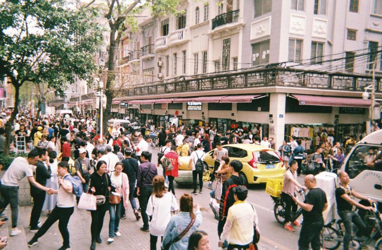 街道很拥挤具体描写突出拥挤