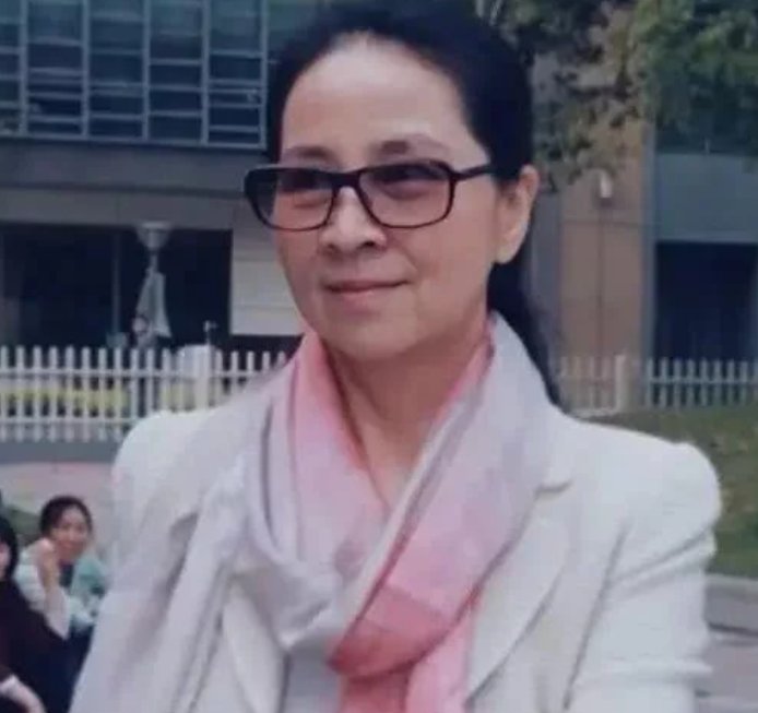 66岁林凤娇现身大同为成龙捧场。大哥背后的女人是怎样的呢？