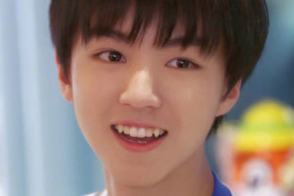 小虎牙长什么样