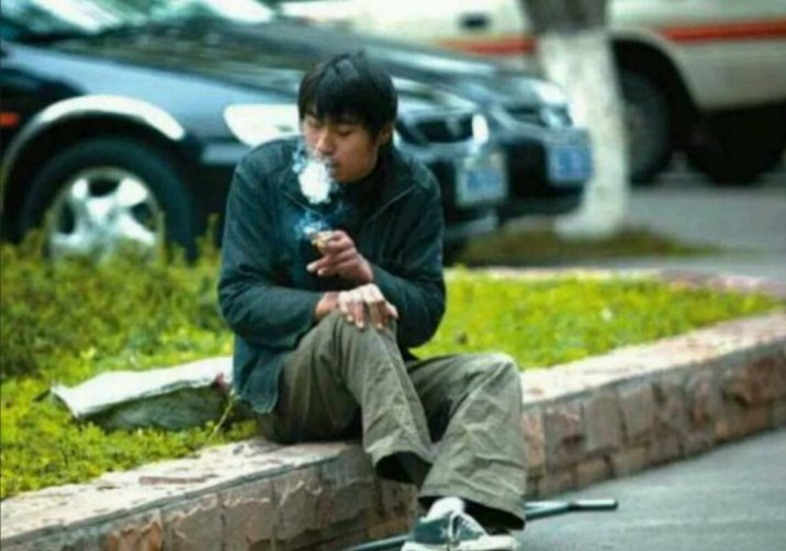 金山寺外乞讨老人泛滥，谣传儿女买车买房两不误，乞讨究竟有多赚钱？