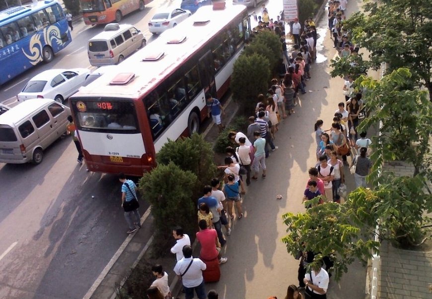 街道很拥挤具体描写突出拥挤