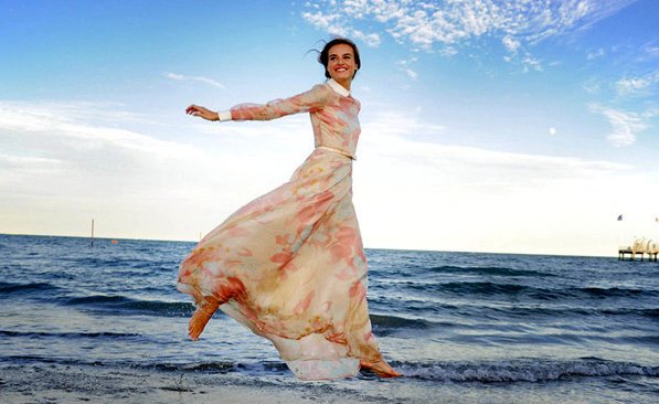 “摇曳生姿”是什么意思？